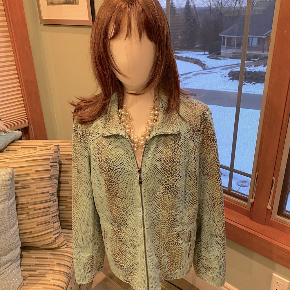 Ladies suede jacket. Lightweight. Dress up or down. Beautiful piece.
